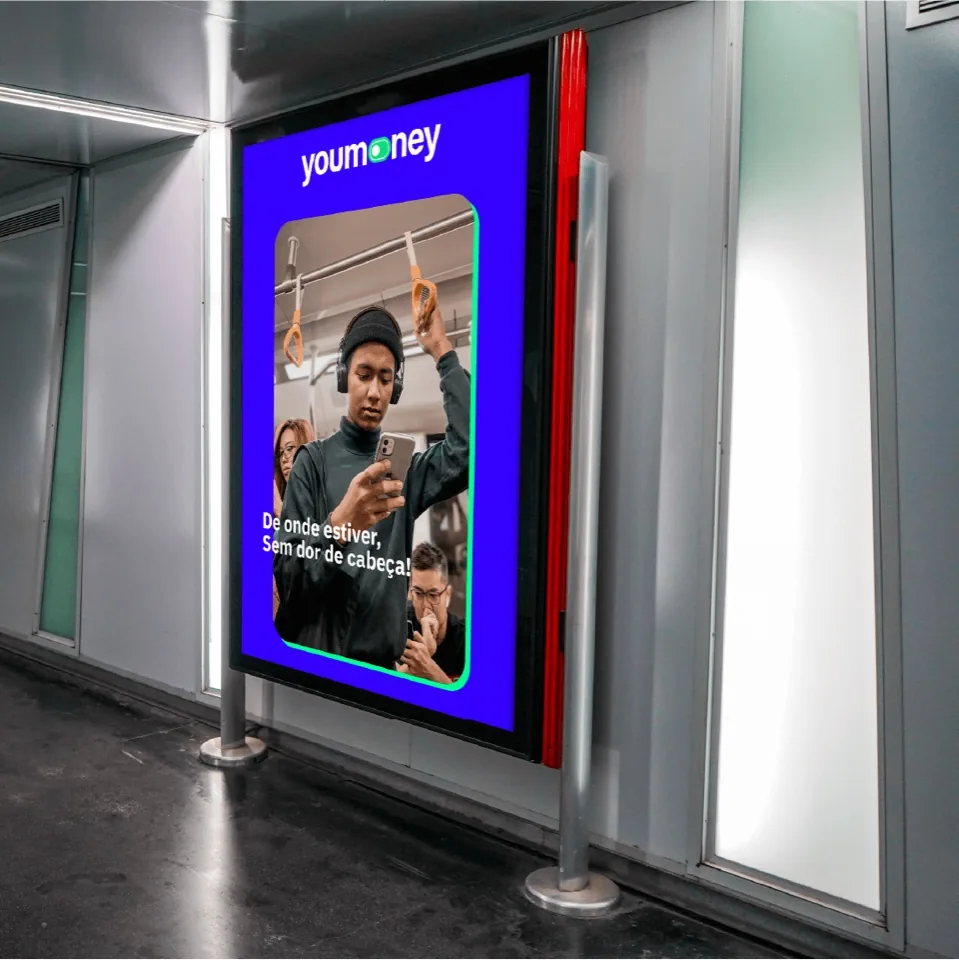 YouMoney: marca aplicada em mídia OOH