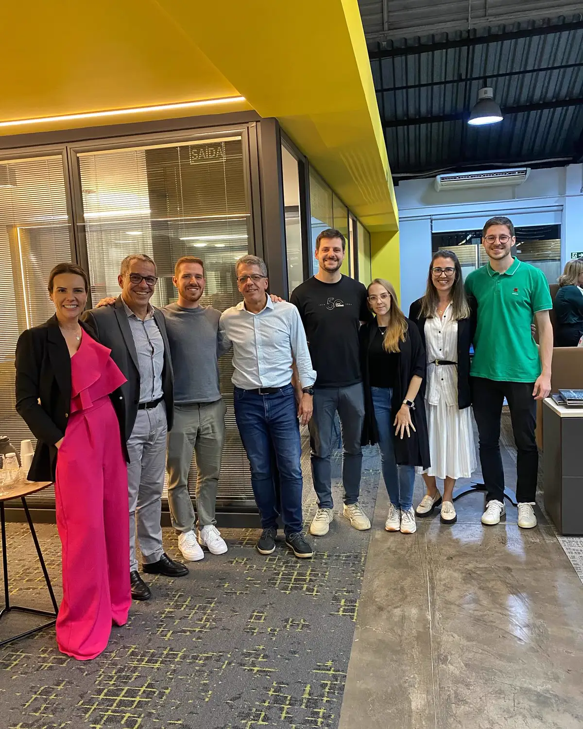Equipe Klips, palestrantes e convidados reunidos no showroom