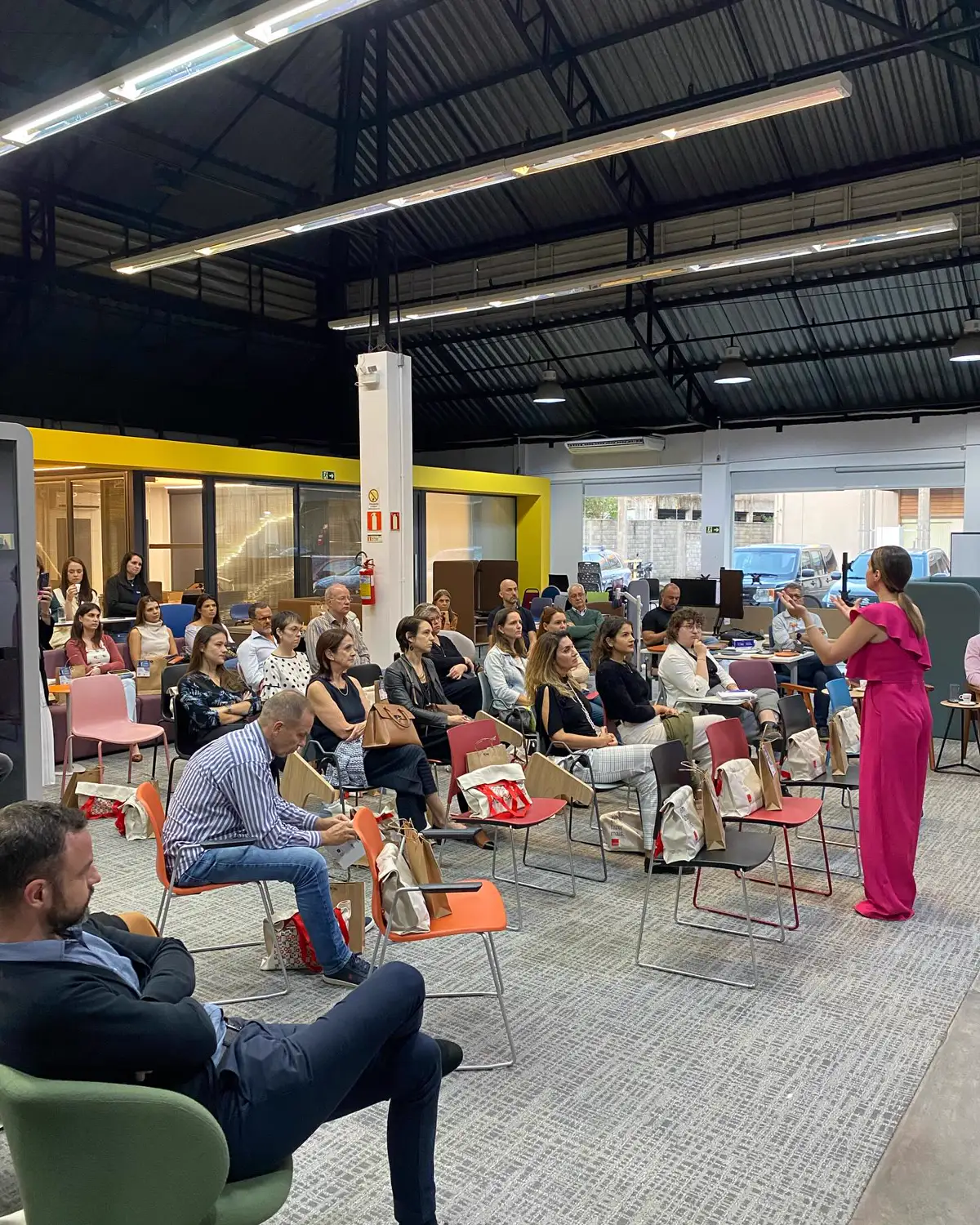 Dra. Cris Cantele palestrando para arquitetos e convidados no showroom da Klips