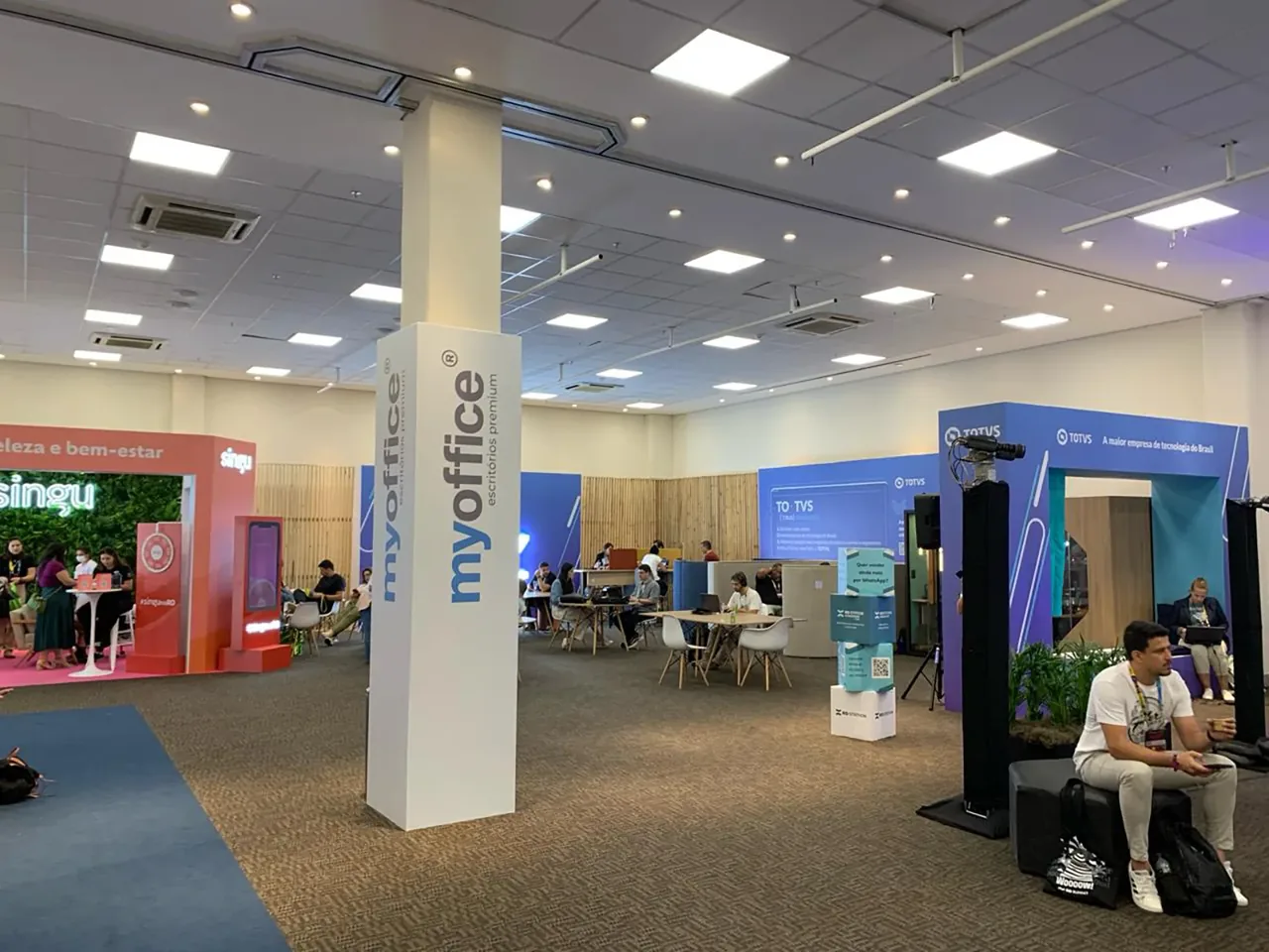 Espaço do RD Summit 2023 com mobiliário colaborativo da MyOffice e a coluna com a marca myoffice