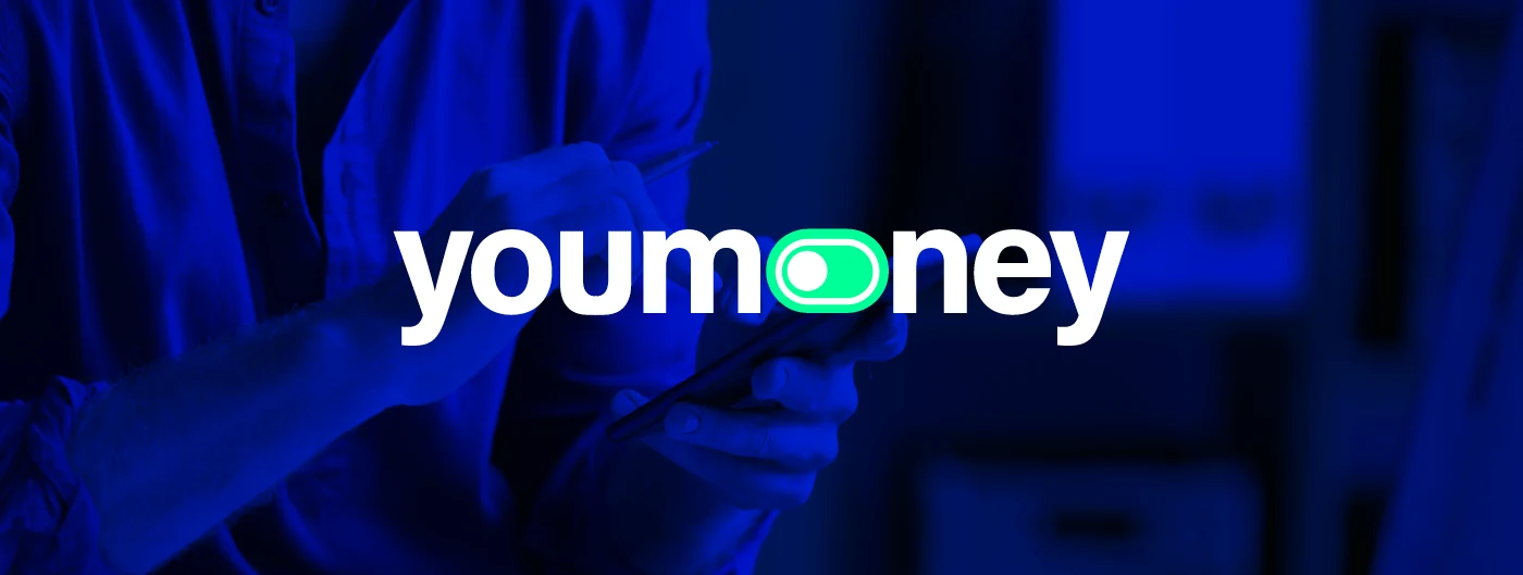 Logotipo Youmoney sobre fundo azul com pessoa usando o celular