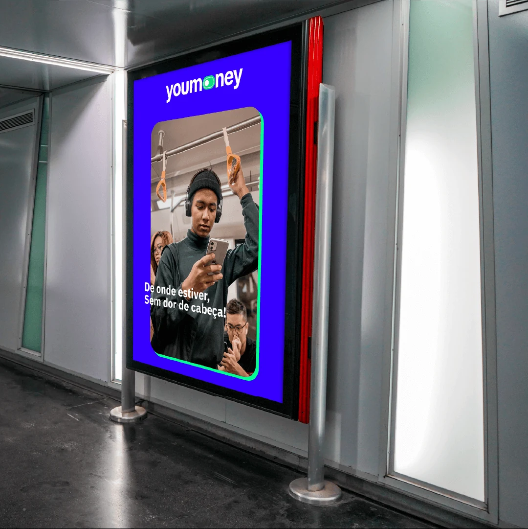 Cartaz da Youmoney em estação de metrô com a frase De onde estiver, sem dor de cabeça