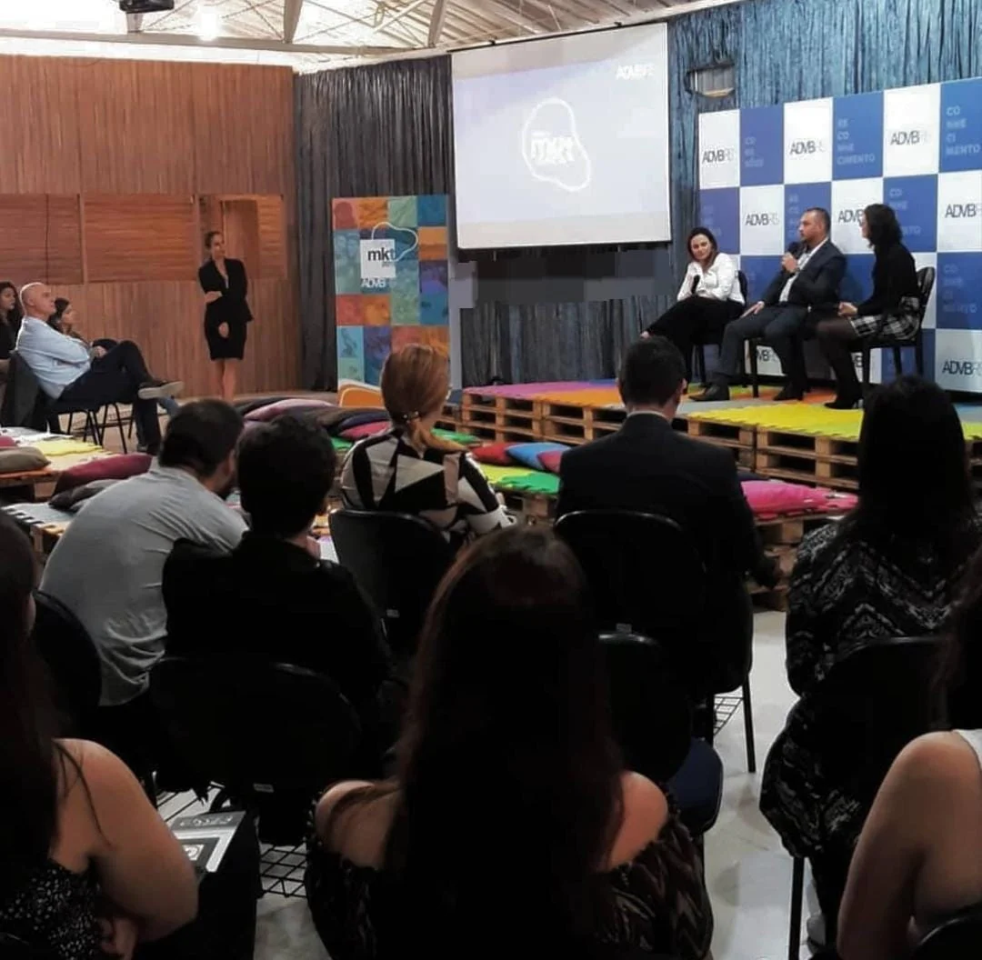 Painel da Hello em evento da ADVB, com plateia