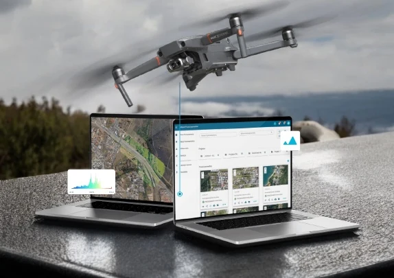 Drone sobrevoando notebooks com o software da Mappa.ag