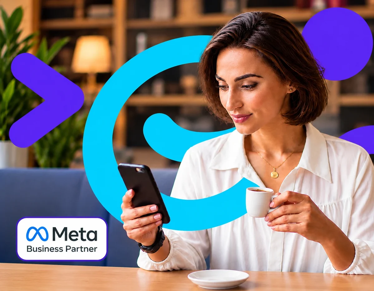 Mulher tomando café com o celular na mão, com o anel ciano da Zappy e o selo Meta Business Partner