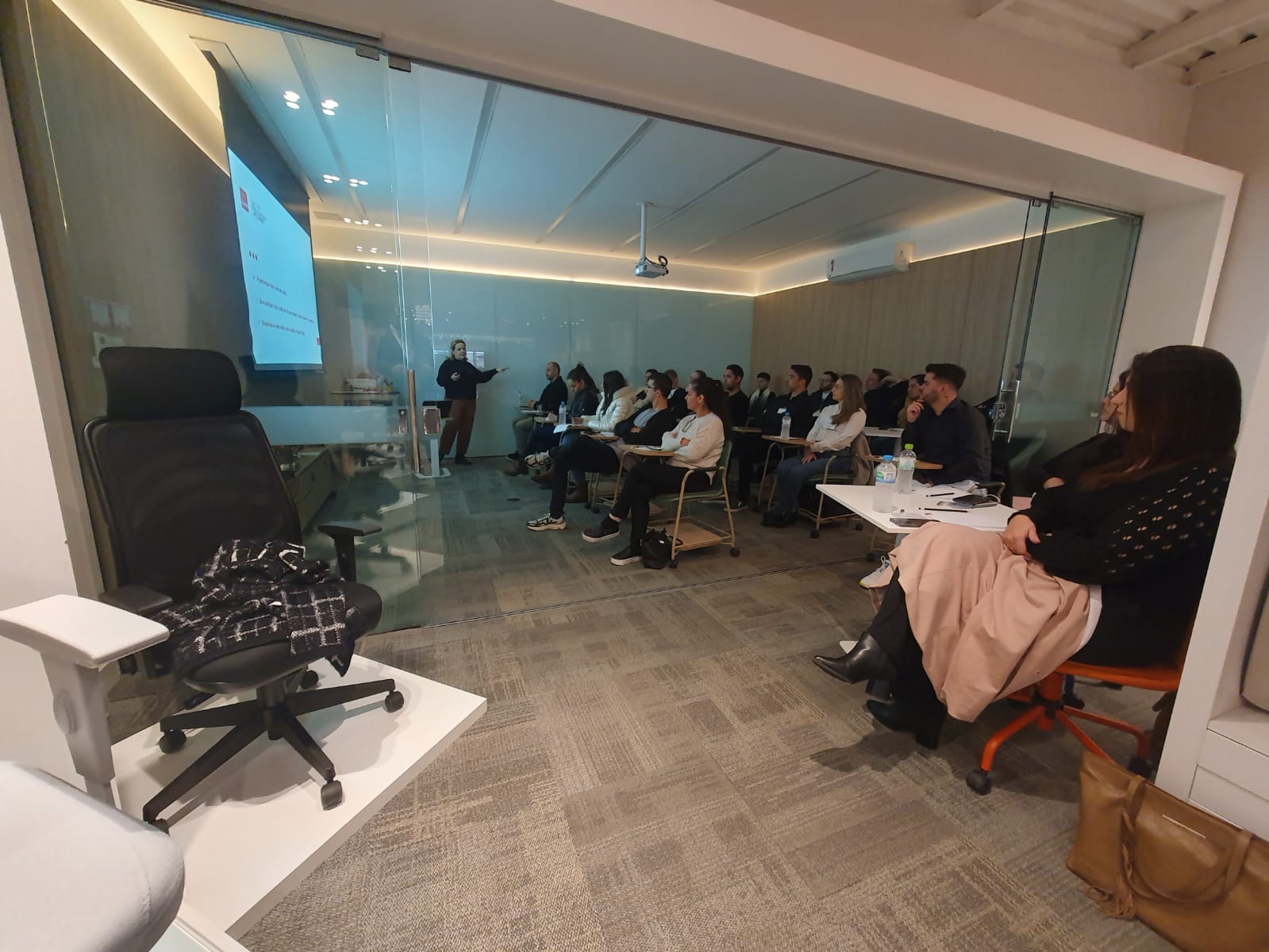 Treinamento sobre produtos e mercado de mobiliário corporativo