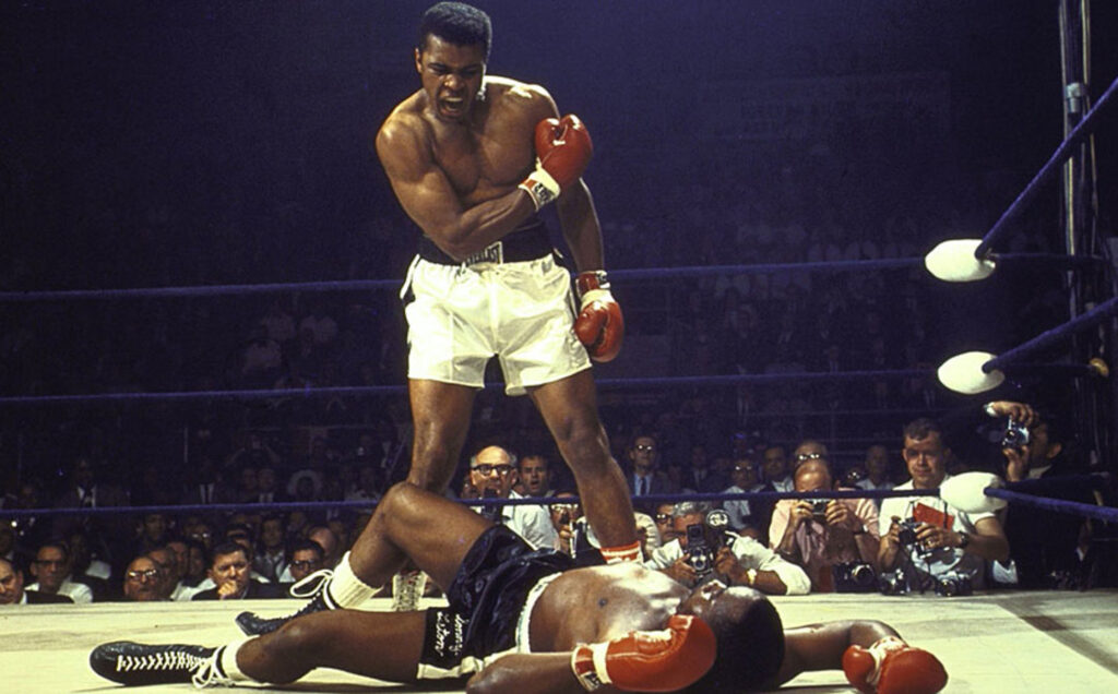 Muhammad Ali knockout Sonny Liston em Atentado a Trump: Um Marco na Narrativa Política e Midiática dos EUA Muhammad Ali knockout Sonny Liston no Hello Marketing B2B